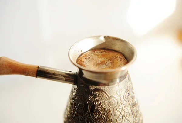 Türkischer Kaffee Wird Küfermanier Aus Nächster Nähe Gebrüht Weißer Hintergrund — Stockfoto