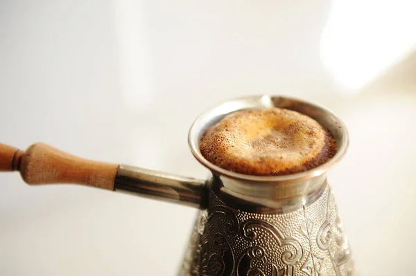 クーパー セブでトルコ式コーヒーを醸造する 泡の上昇を閉じます 隔離された白い背景 — ストック写真