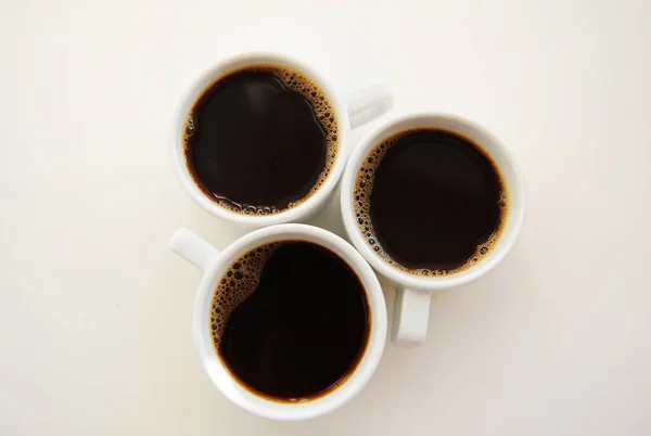 Μαύρο Καφέ Τρία Λευκά Φλιτζάνια Λευκό Φόντο — Φωτογραφία Αρχείου