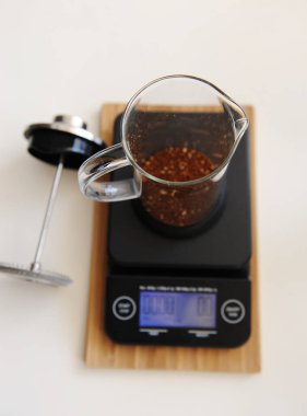 Kahveli Fransız ezmesi. Elektronik zamanlayıcı ölçeğinde. Üst Manzara. Beyaz arkaplan