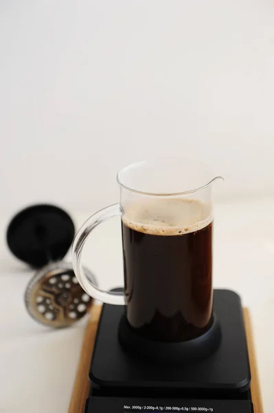 Brewing coffee in french press. On black electronic timer scales. — Stock Photo, Image