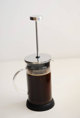 Fransız basınında kahve yapmak. Pompa açılmadı. Beyaz arka plan. Özellik kavramı