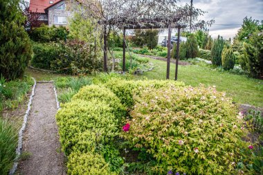 Yolu ile bahçesinde çevre düzenlemesi