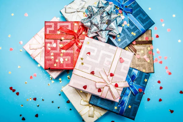 Cajas de regalo con lazos sobre fondo azul — Foto de Stock