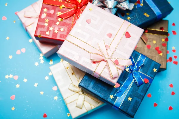 Cajas de regalo con lazos sobre fondo azul — Foto de Stock