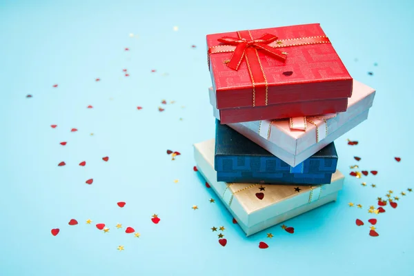 Подарункові коробки з луками на синьому фоні — стокове фото