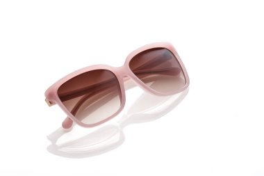 Beyaz arka plan üzerinde pembe sunglass