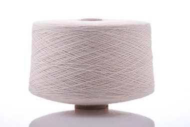 İpek beyaz arka plan üzerinde renkli koni