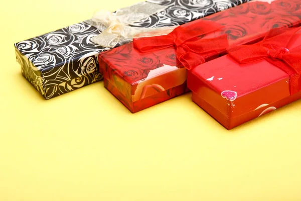 Cajas de regalo sobre fondo amarillo para el día de San Valentín — Foto de Stock