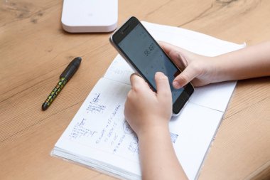 Liseli evde ödev smartphone ile