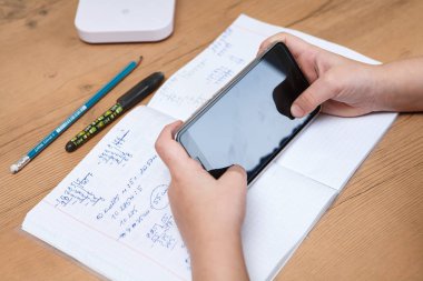 Liseli evde ödev smartphone ile