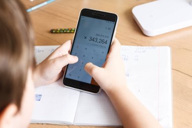 Liseli evde ödev smartphone ile