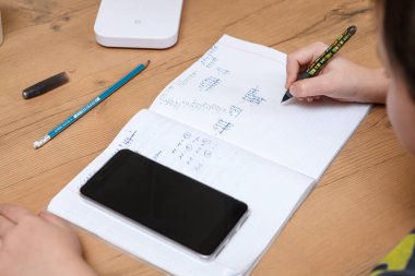 Liseli evde ödev smartphone ile