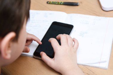 Liseli evde ödev smartphone ile