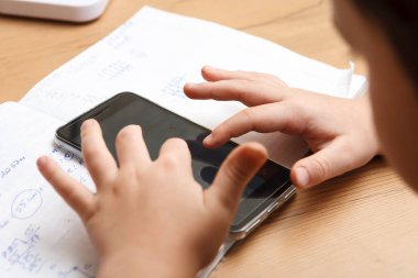 Liseli evde ödev smartphone ile