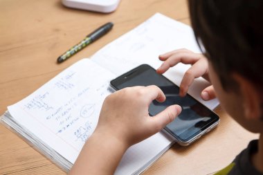 Liseli evde ödev smartphone ile