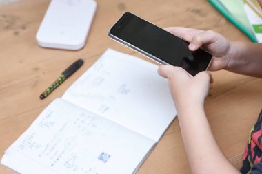 Liseli evde ödev smartphone ile