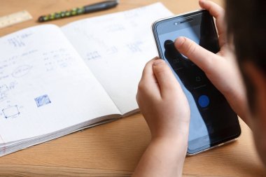 Liseli evde ödev smartphone ile