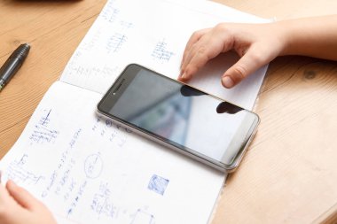 Liseli evde ödev smartphone ile