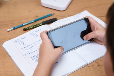 Liseli evde ödev smartphone ile