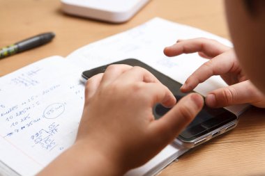 Liseli evde ödev smartphone ile