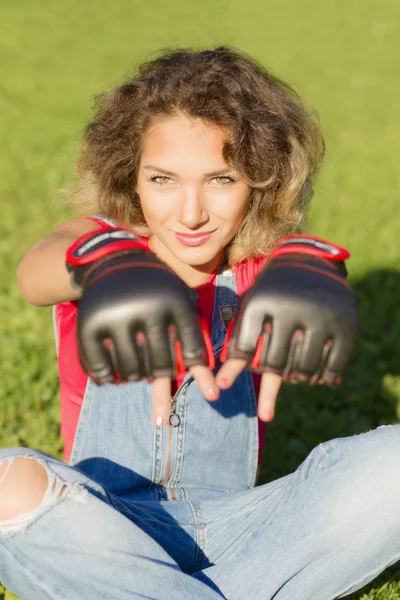 Porträt einer Frau trägt Boxhandschuhe. — Stockfoto