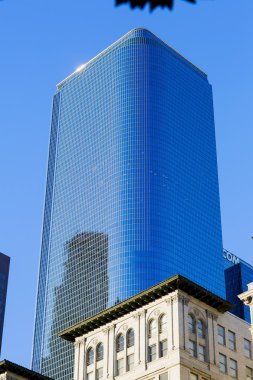 Mavi gökyüzü arka plan üzerinde gökdelendir.