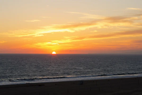 Tichý oceán je při západu slunce. — Stock fotografie
