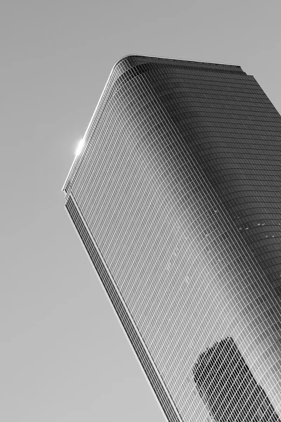 摩天楼は、青い空を背景に. — ストック写真