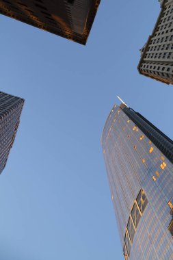 Mavi gökyüzü arka plan üzerinde gökdelendir. 