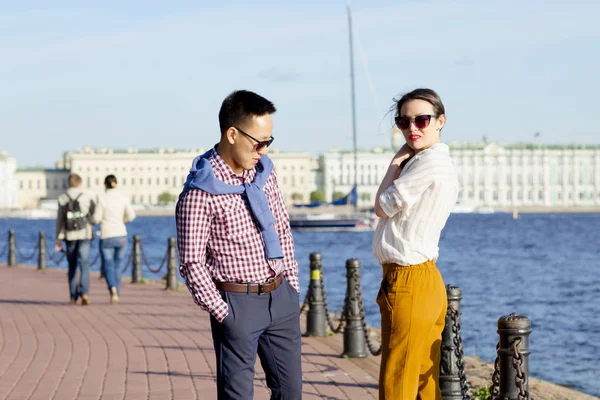 La pareja de amor caminar en el terraplén de un río "Neva ". —  Fotos de Stock