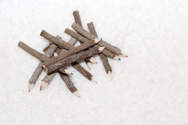 Renkli ahşap kalemler üzerinde ışık arka plan olduğunu. 