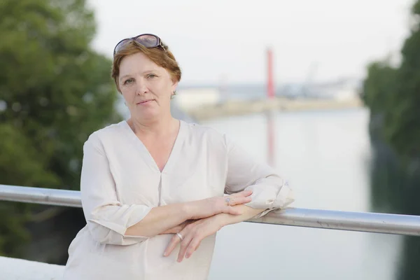 Portrait of an adult woman is in the Park. — Stock Photo, Image