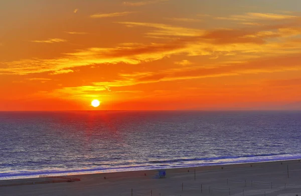 El Océano Pacífico es durante la puesta del sol . Imagen De Stock