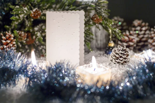 White plate for congratulations is near the Christmas tree. — Stock Photo, Image