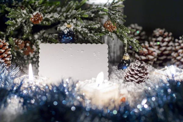 White plate for congratulations is near the Christmas tree. — Stock Photo, Image