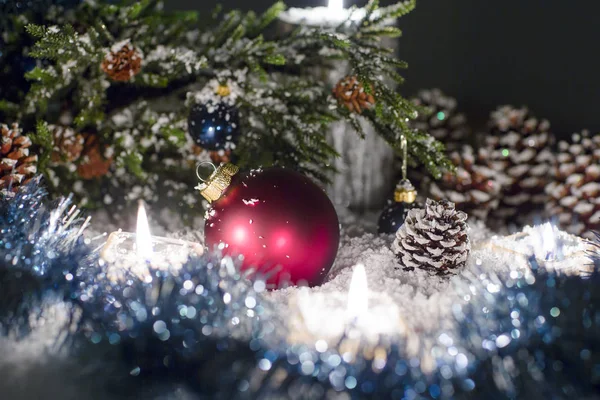Bola de cristal rojo está cerca del árbol de Navidad . — Foto de Stock
