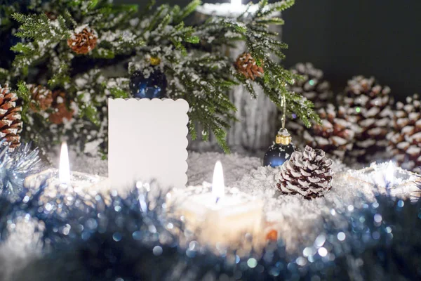 Plaque blanche pour félicitations est près de l'arbre de Noël . — Photo