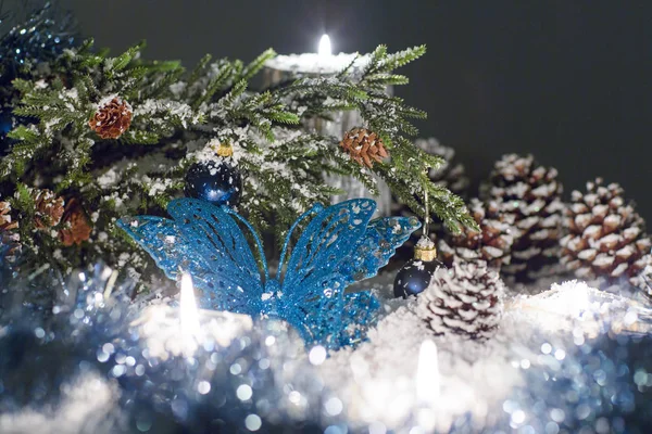 Speelgoed blauwe vlinder is onder de kerstboom. — Stockfoto