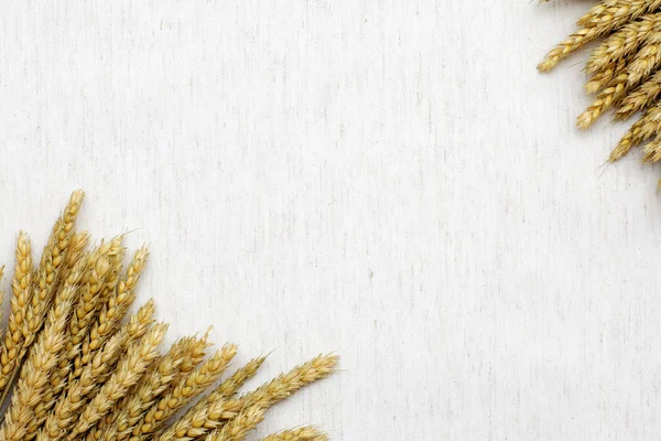 Přírodní pozadí, pšenice a lněné tkaniny. — Stock fotografie