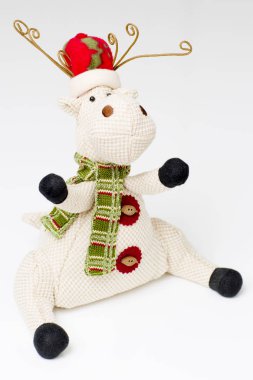 Beyaz arka plan üzerinde oyuncak geyik olduğunu.