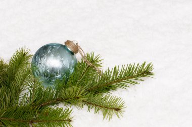 Noel oyuncak ve ağaç dalları.