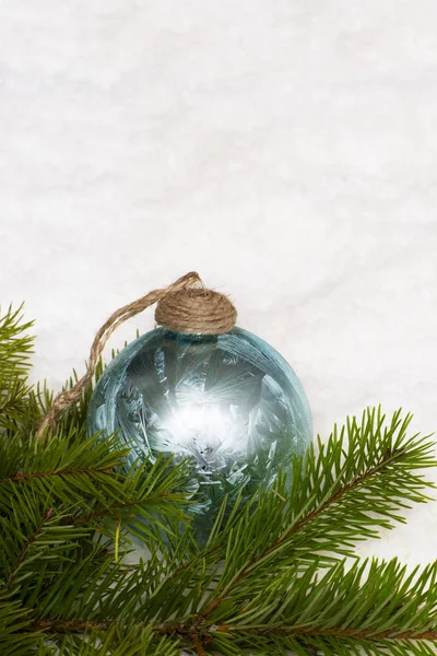 Рождественская игрушка и ветви деревьев . — стоковое фото