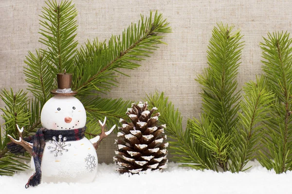 Рождество натюрморт имеет сосновые шишки и снеговик . — стоковое фото
