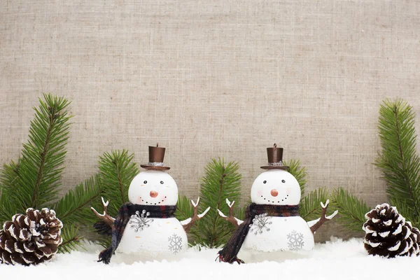 Рождество натюрморт имеет сосновые шишки и снеговик . — стоковое фото