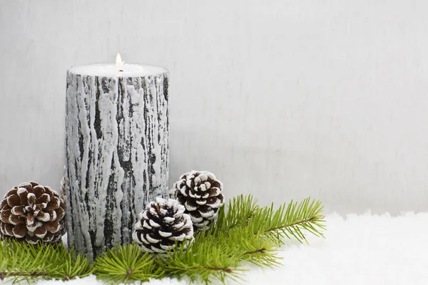Weihnachtsstillleben hat die brennende Kerze. — Stockfoto