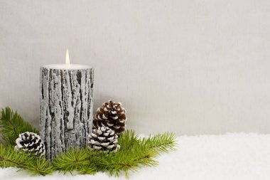 Noel natürmort yanan mum vardır.