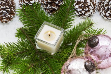 Noel natürmort yanan mum vardır. 