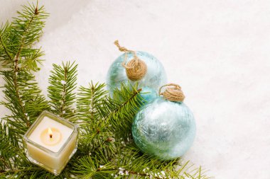 Noel natürmort yanan mum vardır. 