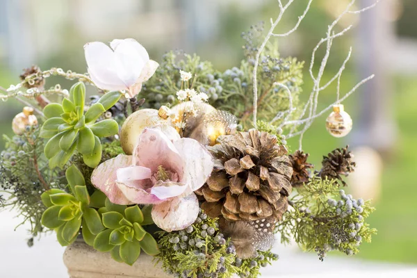 Buketten har julgran grenar och konstgjorda blommor. — Stockfoto